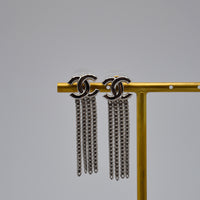 Chanel Boucles d'Oreilles CC Argentées Chaînes Pendantes