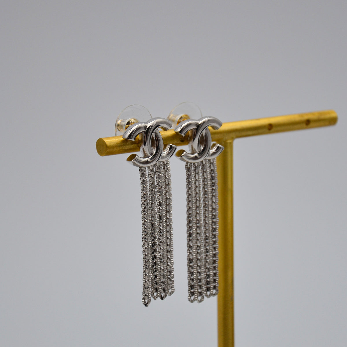 Chanel Boucles d'Oreilles CC Argentées Chaînes Pendantes