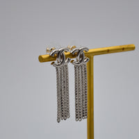 Chanel Boucles d'Oreilles CC Argentées Chaînes Pendantes