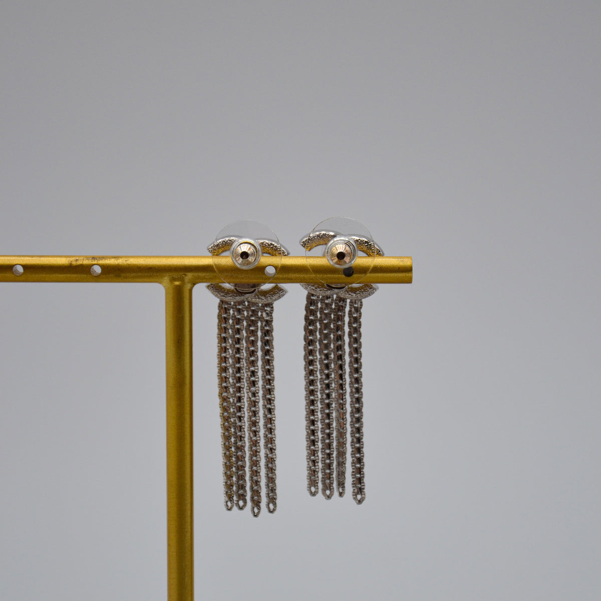 Chanel Boucles d'Oreilles CC Argentées Chaînes Pendantes