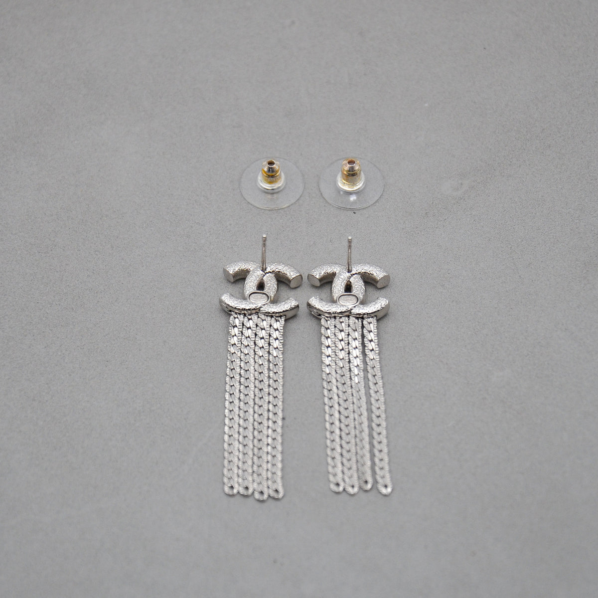 Chanel Boucles d'Oreilles CC Argentées Chaînes Pendantes