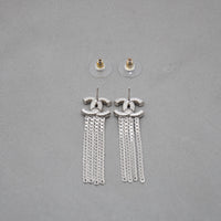 Chanel Boucles d'Oreilles CC Argentées Chaînes Pendantes
