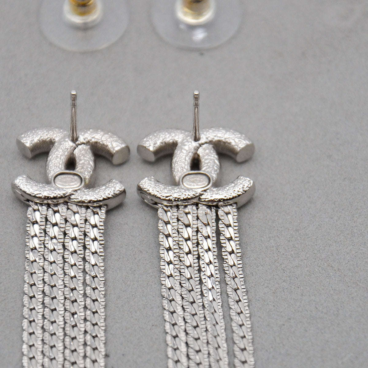 Chanel Boucles d'Oreilles CC Argentées Chaînes Pendantes