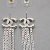 Chanel Boucles d'Oreilles CC Argentées Chaînes Pendantes