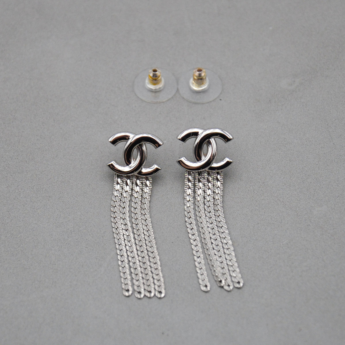 Chanel Boucles d'Oreilles CC Argentées Chaînes Pendantes