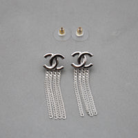 Chanel Boucles d'Oreilles CC Argentées Chaînes Pendantes