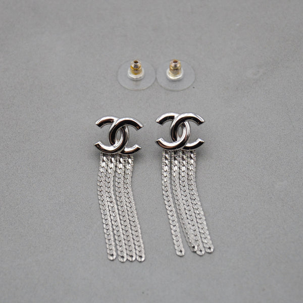 Chanel Boucles d'Oreilles CC Argentées Chaînes Pendantes