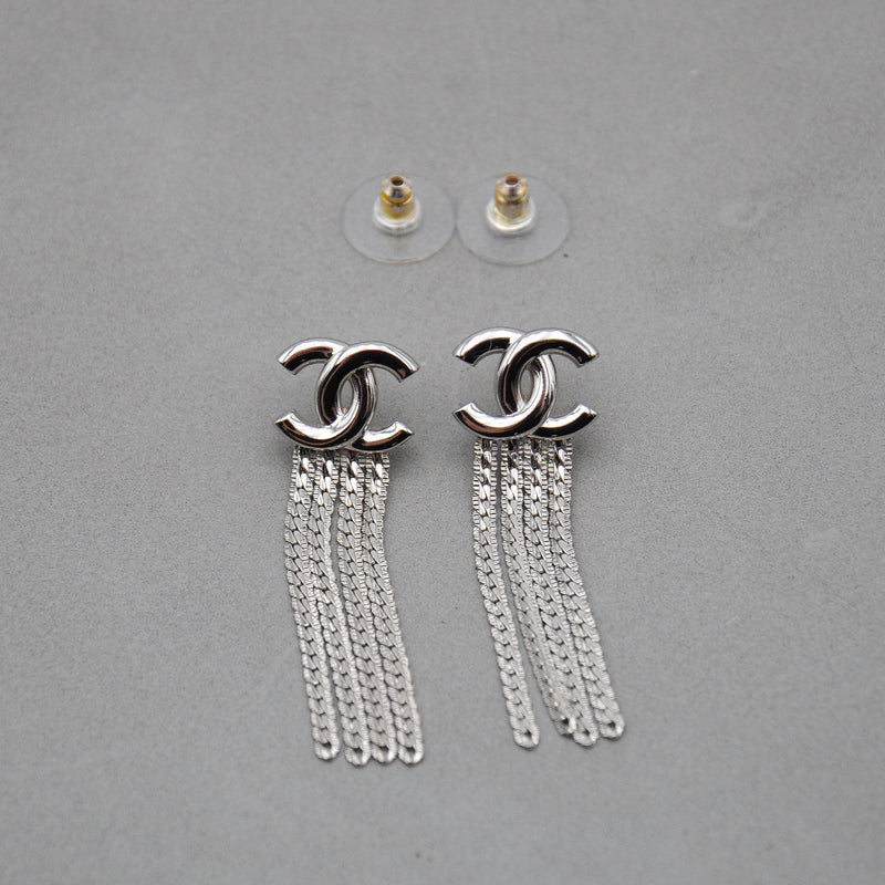 Chanel Boucles d'Oreilles CC Argentées Chaînes Pendantes