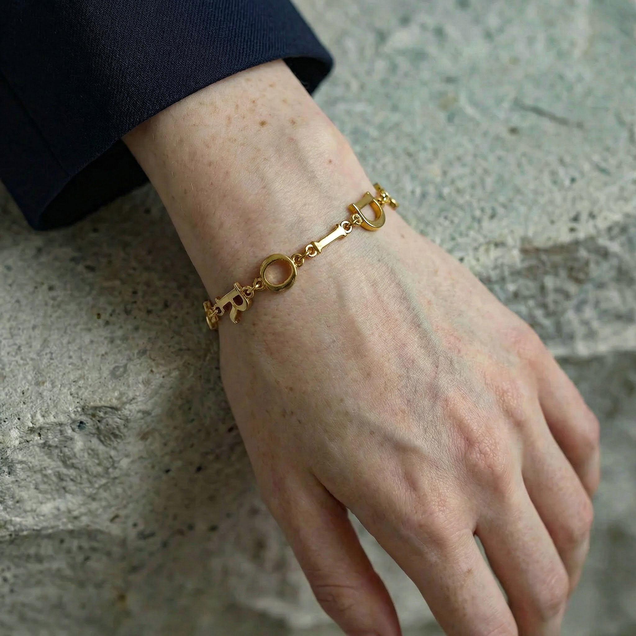 Dior ゴールド アルファベットブレスレット Dior Paris Gold-Tone Letter Bracelet – Rarr.vintage