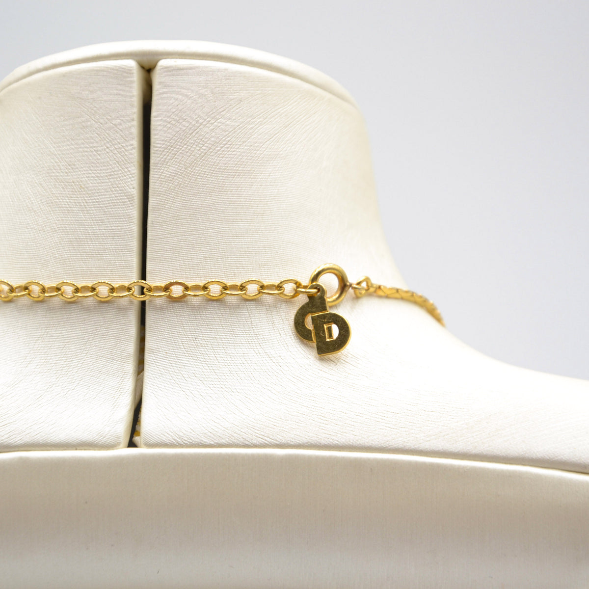 Collier Vintage Logo
