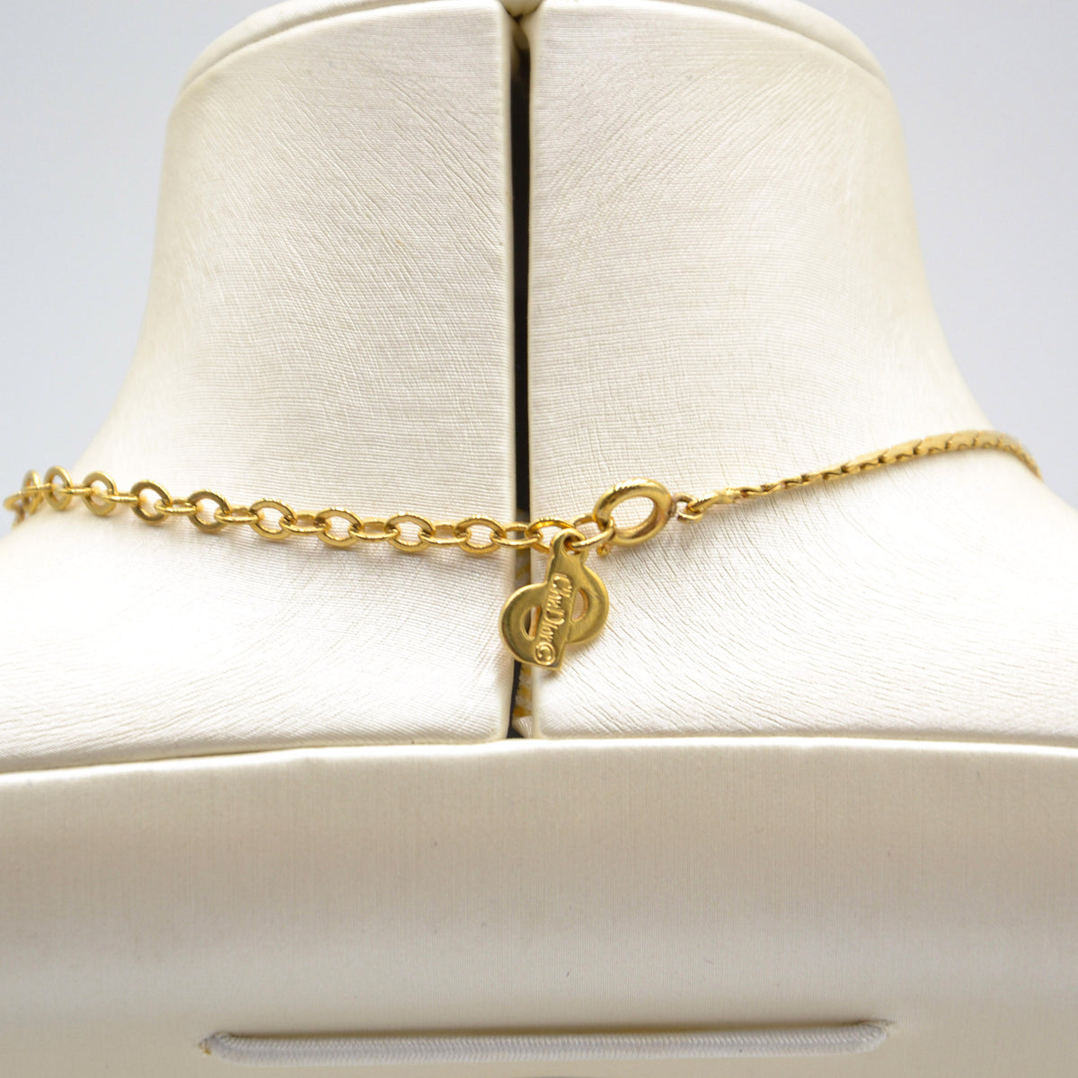 Collier Vintage Logo