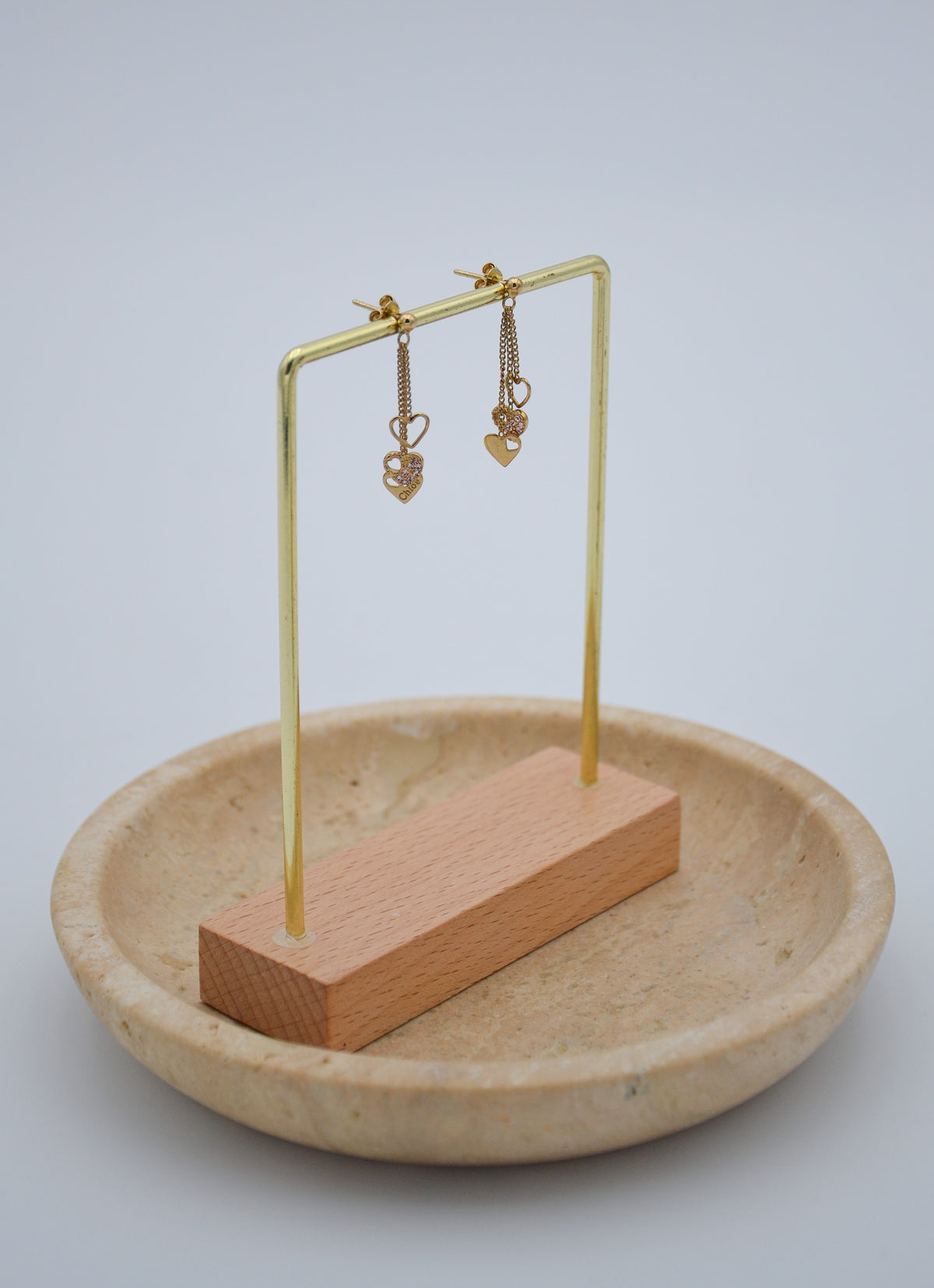 Boucles d’Oreilles Chloé Dorées – Cœurs Pendants