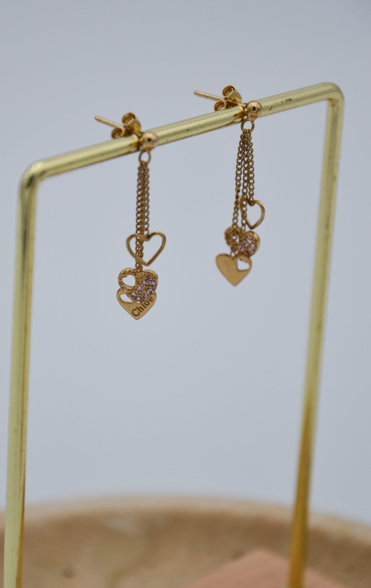 Boucles d’Oreilles Chloé Dorées – Cœurs Pendants