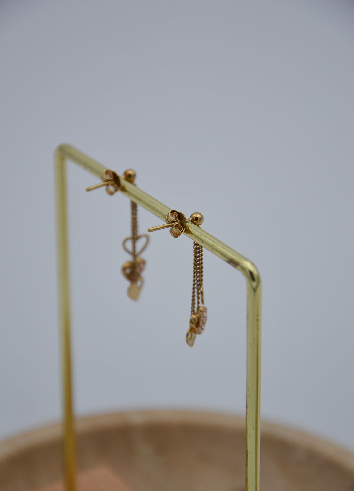Boucles d’Oreilles Chloé Dorées – Cœurs Pendants