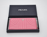 Portefeuille Prada Diagram Long en Cuir Rose Embossé