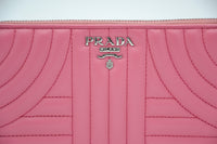 Portefeuille Prada Diagram Long en Cuir Rose Embossé
