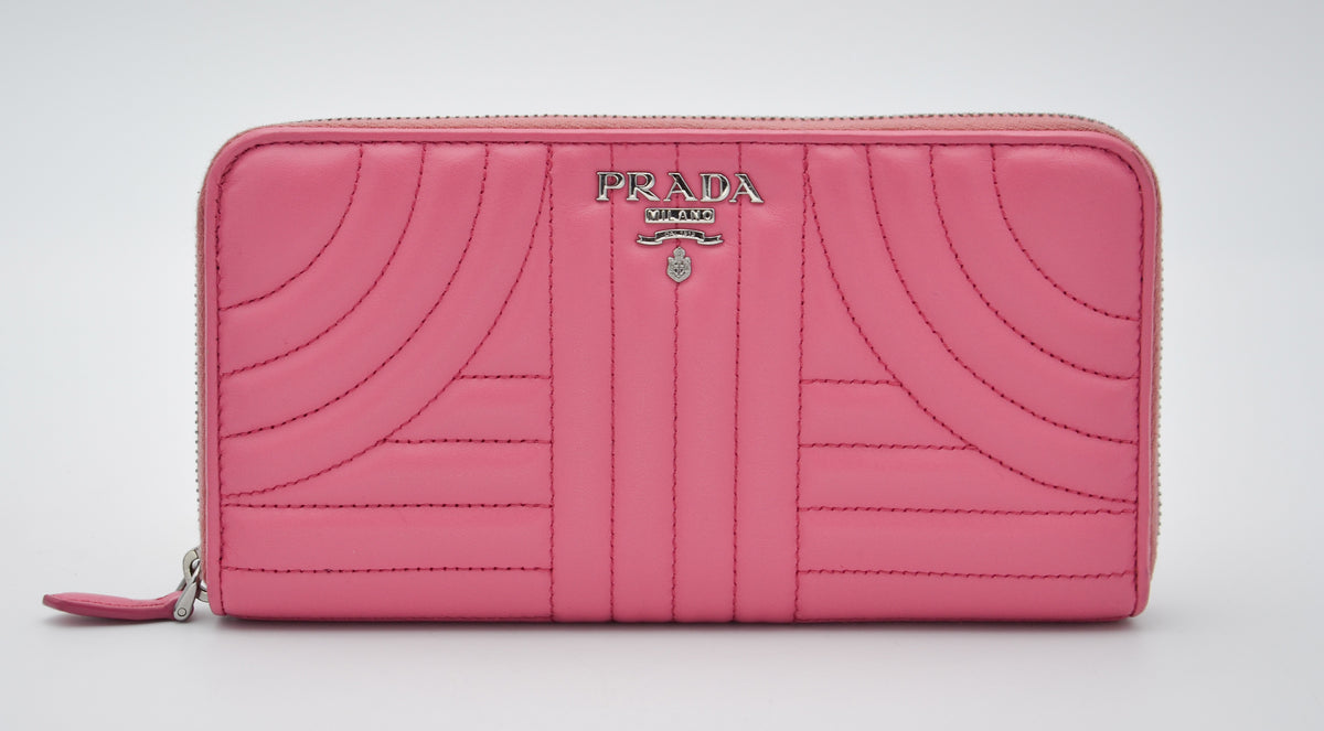 Portefeuille Prada Diagram Long en Cuir Rose Embossé