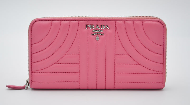 Portefeuille Prada Diagram Long en Cuir Rose Embossé