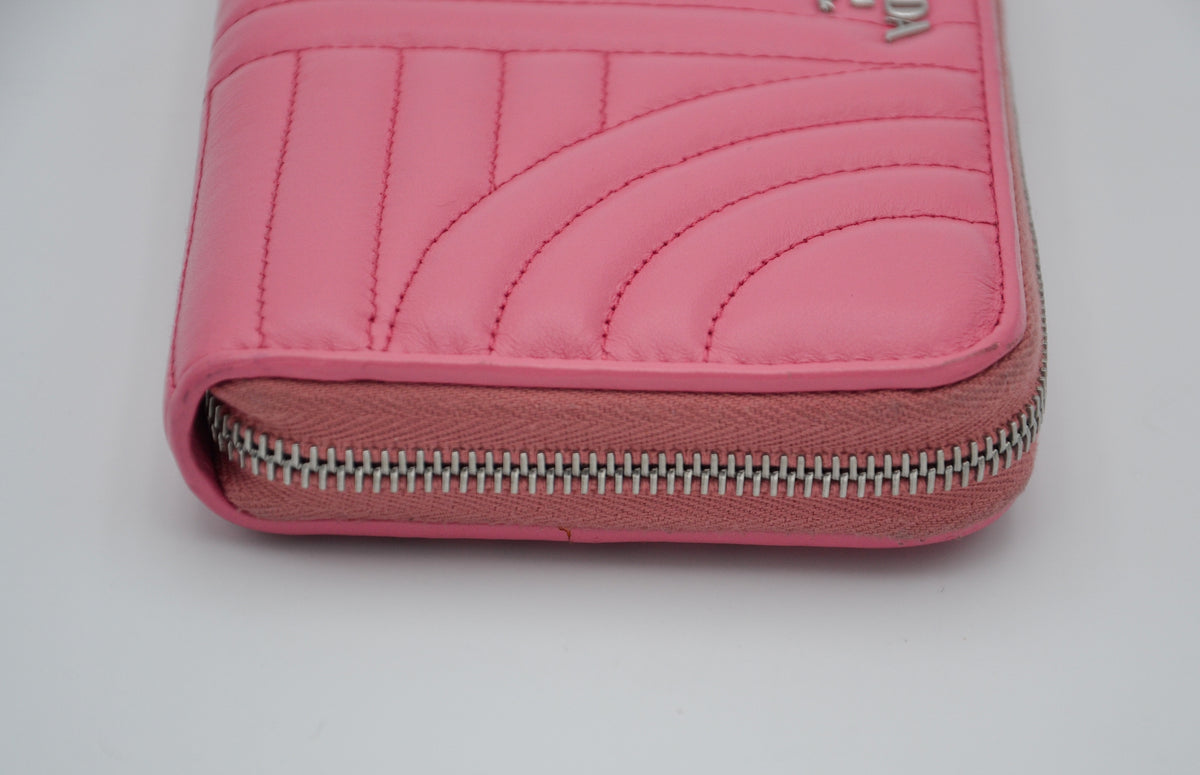 Portefeuille Prada Diagram Long en Cuir Rose Embossé