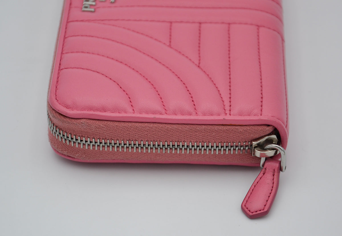 Portefeuille Prada Diagram Long en Cuir Rose Embossé