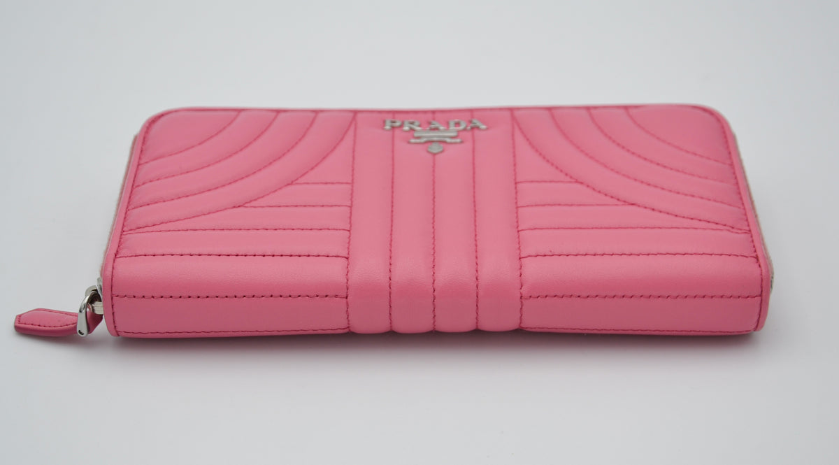 Portefeuille Prada Diagram Long en Cuir Rose Embossé