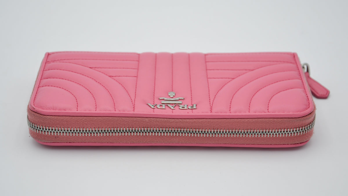 Portefeuille Prada Diagram Long en Cuir Rose Embossé