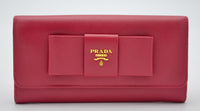 Portefeuille Prada Rouge en Cuir Saffiano avec Noeud et Logo Doré