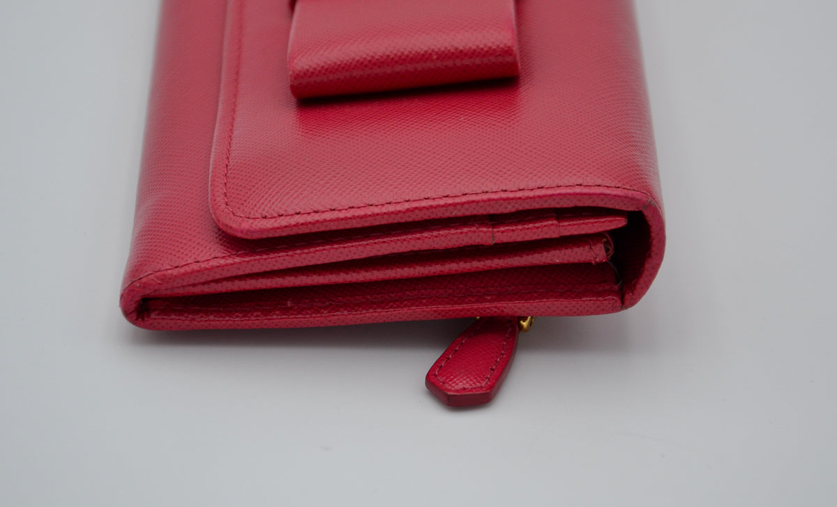 Portefeuille Prada Rouge en Cuir Saffiano avec Noeud et Logo Doré