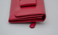 Portefeuille Prada Rouge en Cuir Saffiano avec Noeud et Logo Doré