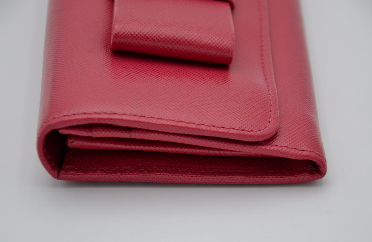 Portefeuille Prada Rouge en Cuir Saffiano avec Noeud et Logo Doré