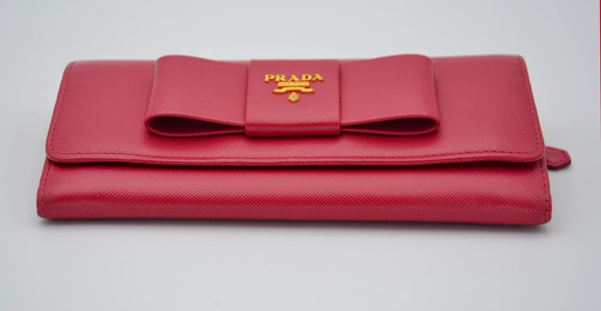 Portefeuille Prada Rouge en Cuir Saffiano avec Noeud et Logo Doré