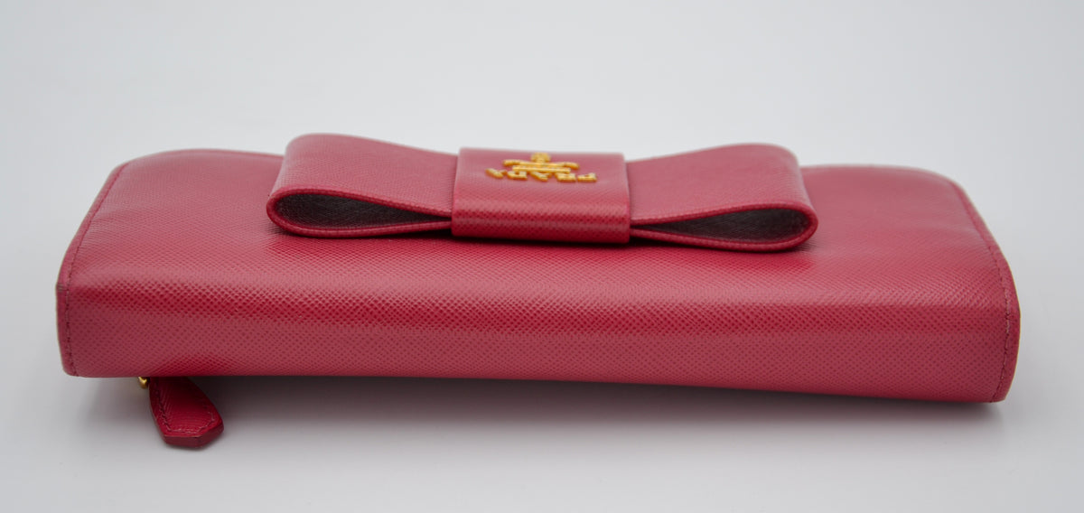 Portefeuille Prada Rouge en Cuir Saffiano avec Noeud et Logo Doré