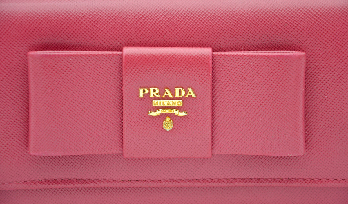 Portefeuille Prada Rouge en Cuir Saffiano avec Noeud et Logo Doré