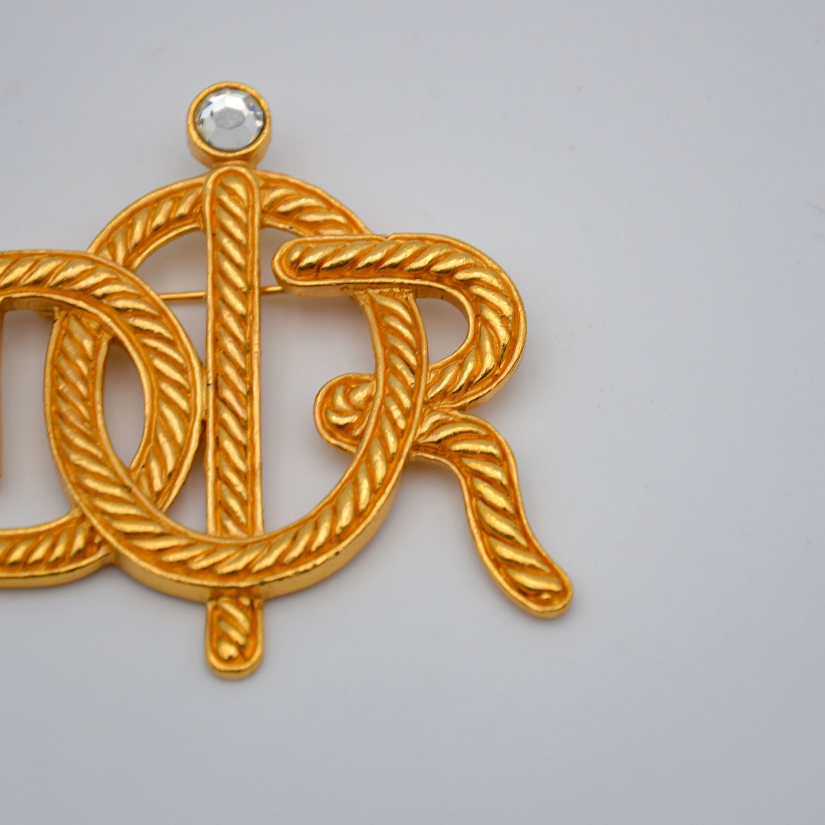 Broche Christian Dior Logo