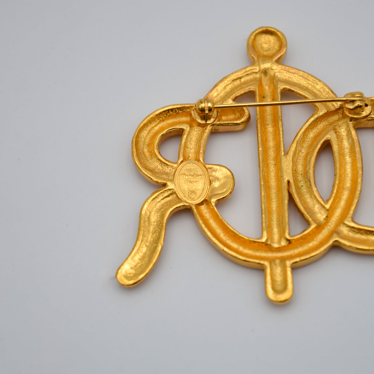 Broche Christian Dior Logo