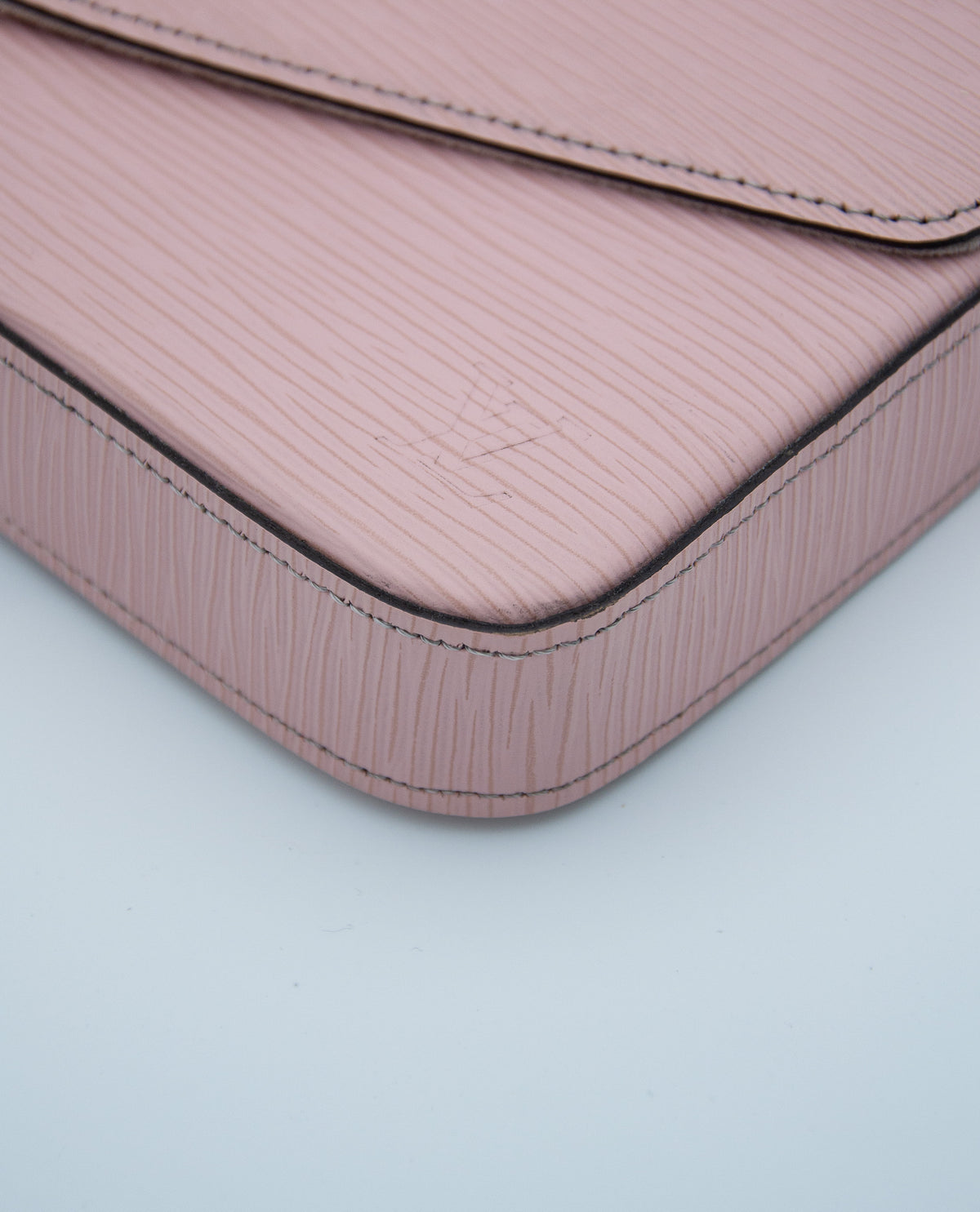 Pochette Félicie Louis Vuitton en cuir Épi rose poudré