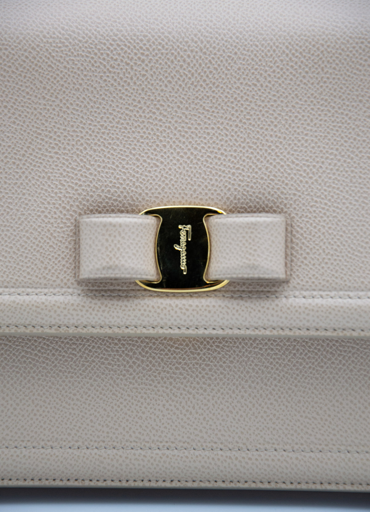 Sac Salvatore Ferragamo Ginny en Cuir Grainé Beige