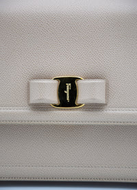 Sac Salvatore Ferragamo Ginny en Cuir Grainé Beige