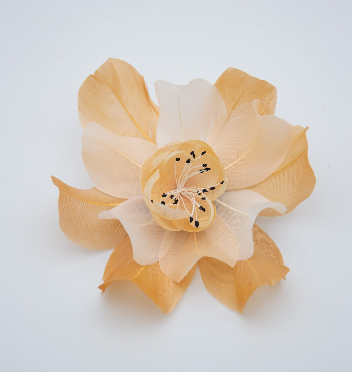 Broche Éclosion en Soie et Plumes