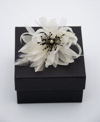 Broche Black & White en Organza de Soie & Plumes