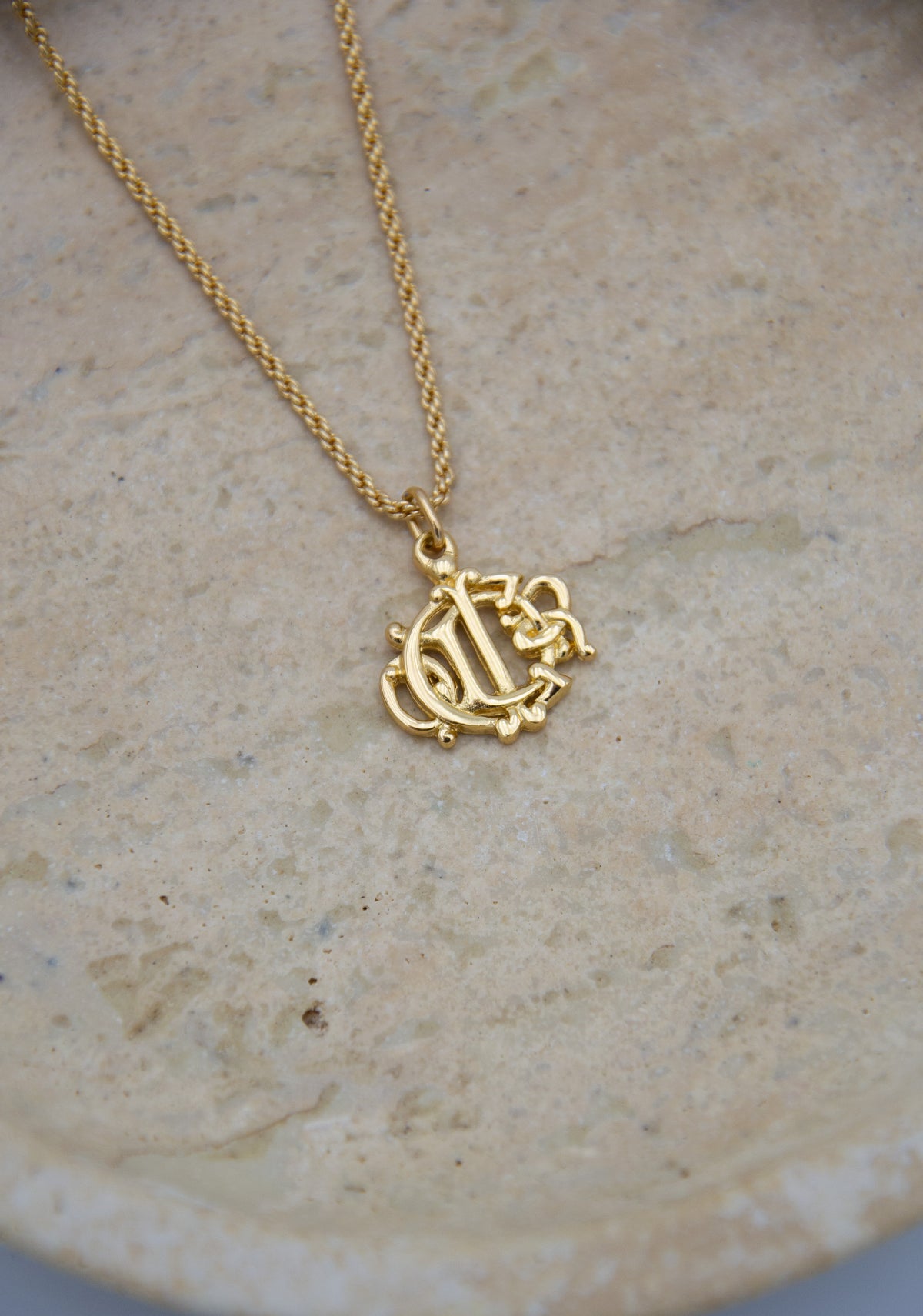 Christian Dior Collier Vintage 1980s – Pendentif Lettres Gothiques
