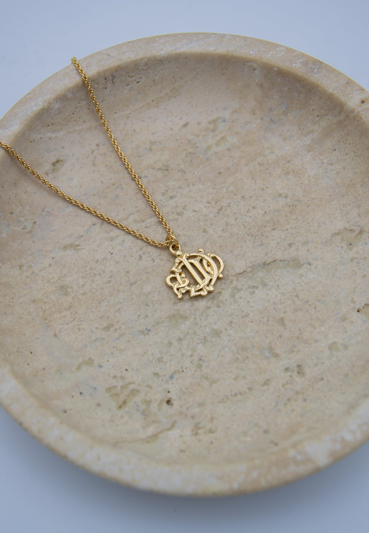 Christian Dior Collier Vintage 1980s – Pendentif Lettres Gothiques