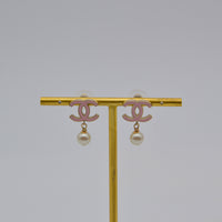Boucles d'Oreilles Chanel CC Émail Rose & Perle Pendante