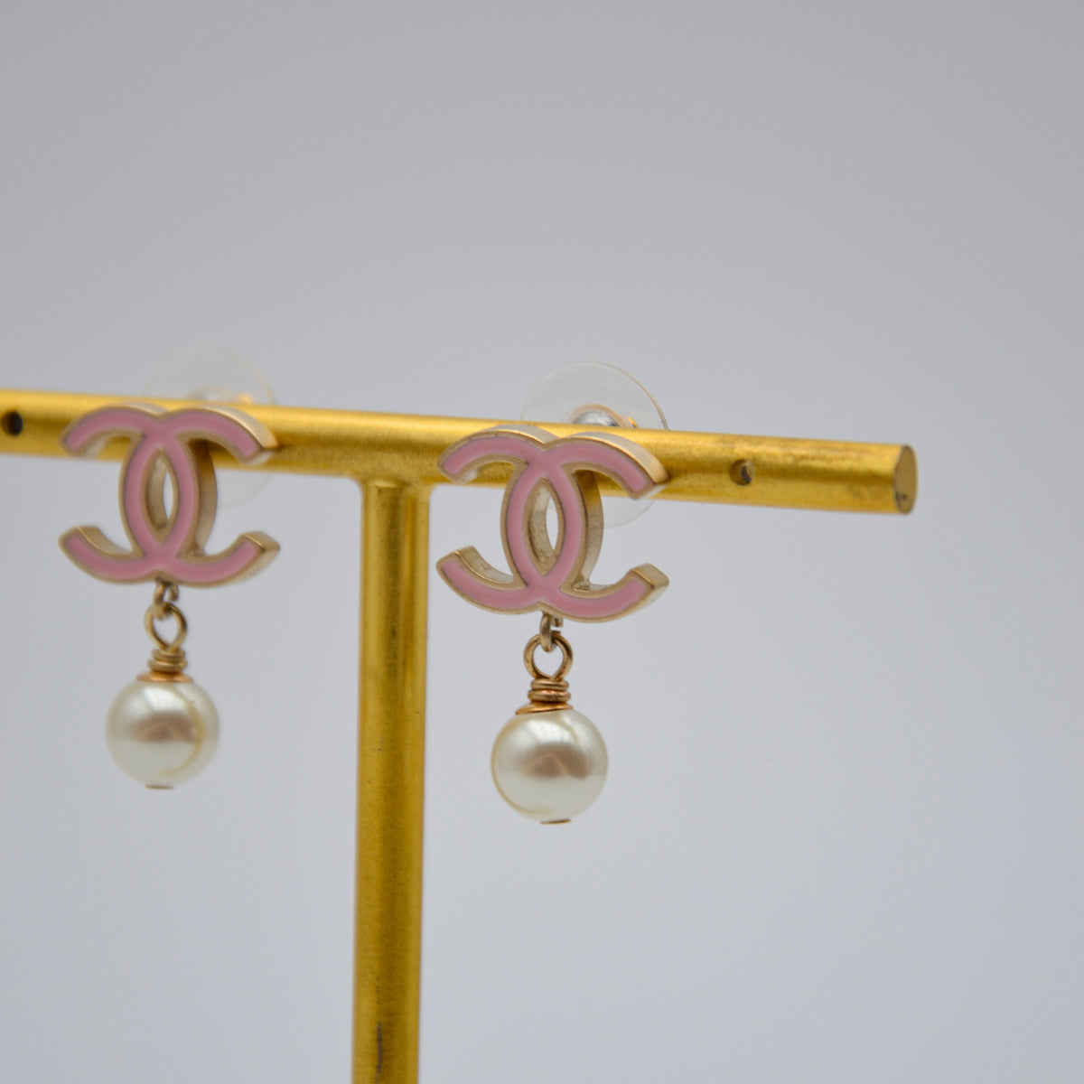 Boucles d'Oreilles Chanel CC Émail Rose & Perle Pendante
