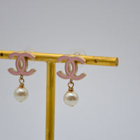 Boucles d'Oreilles Chanel CC Émail Rose & Perle Pendante