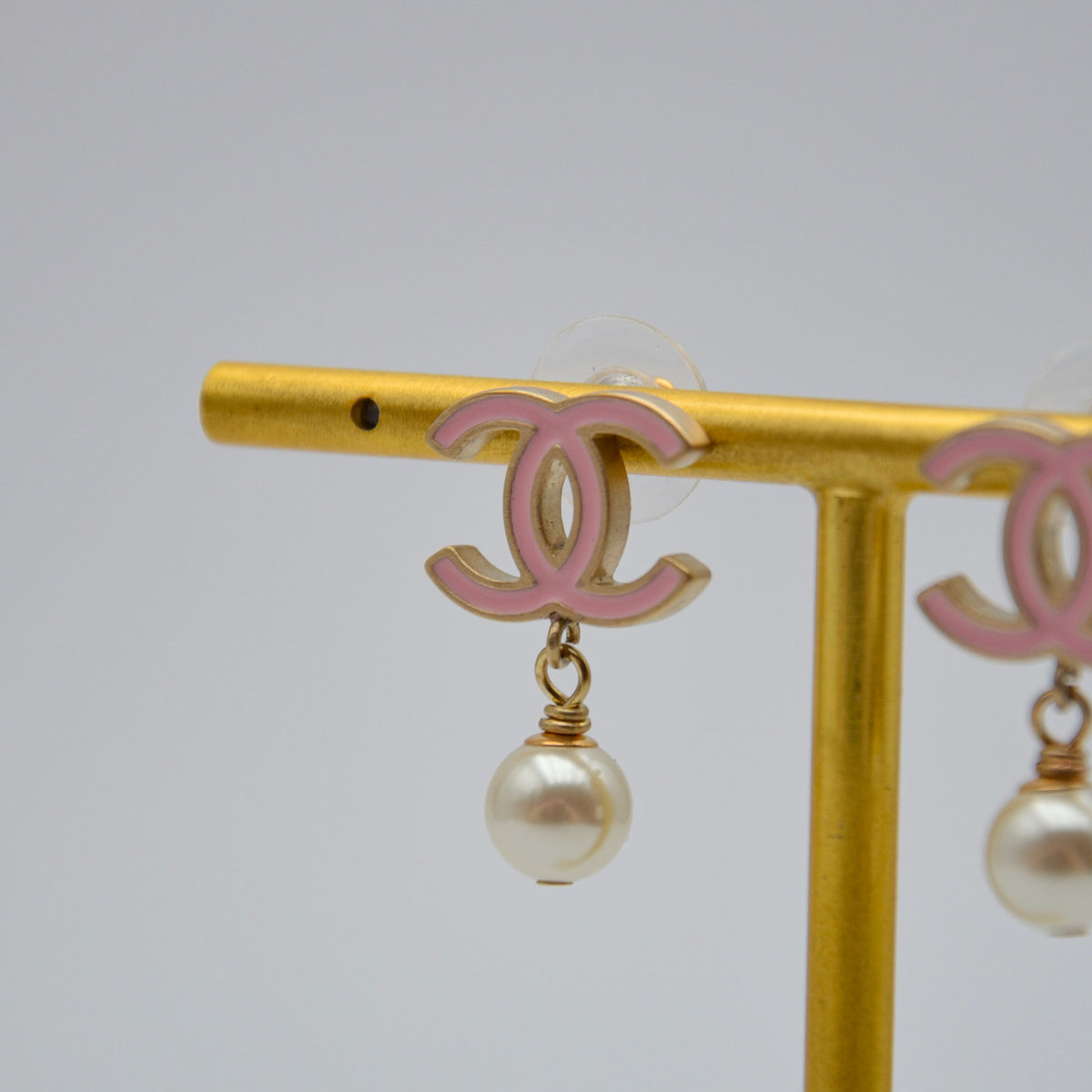 Boucles d'Oreilles Chanel CC Émail Rose & Perle Pendante