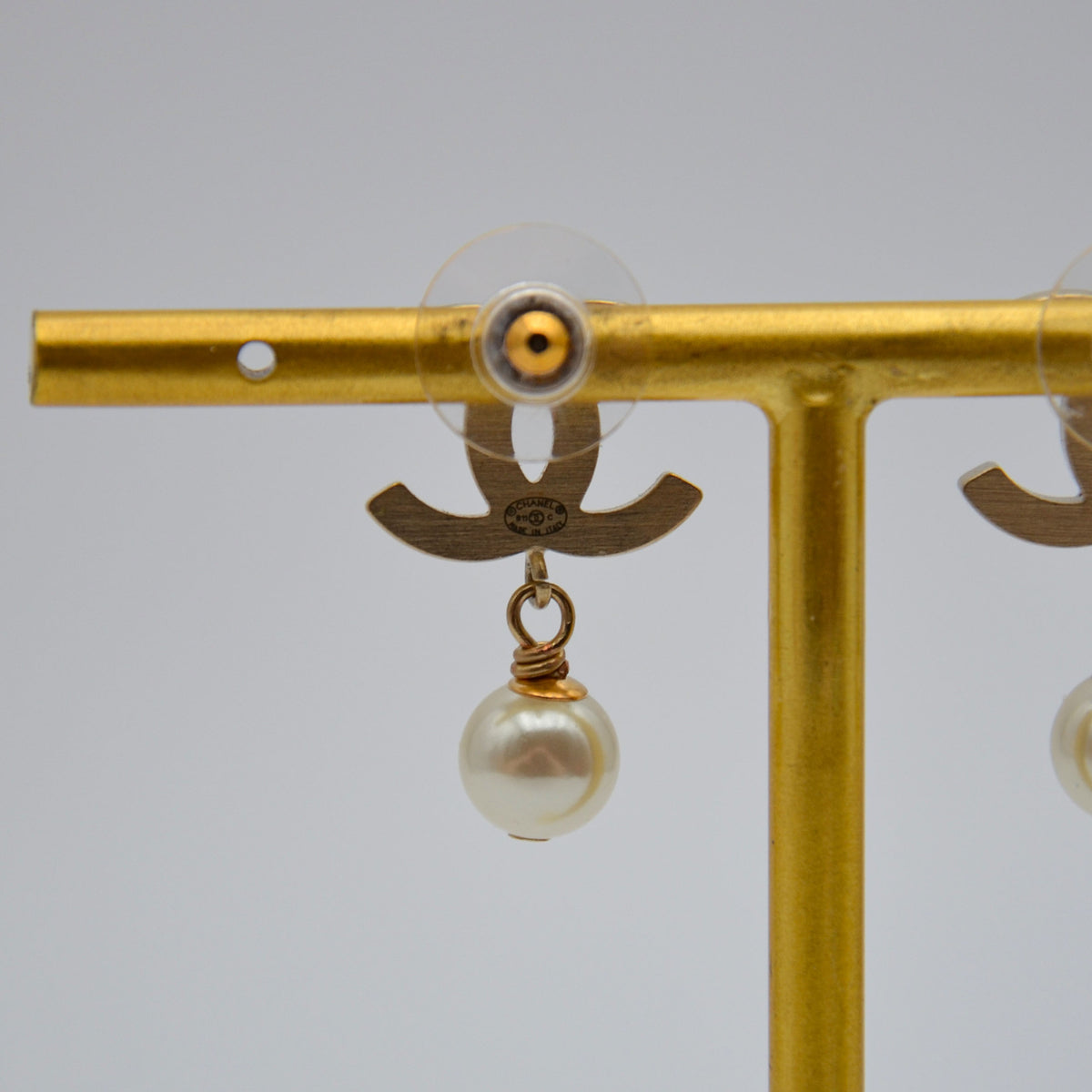 Boucles d'Oreilles Chanel CC Émail Rose & Perle Pendante