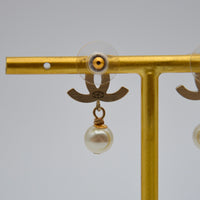 Boucles d'Oreilles Chanel CC Émail Rose & Perle Pendante