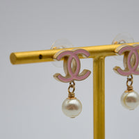 Boucles d'Oreilles Chanel CC Émail Rose & Perle Pendante