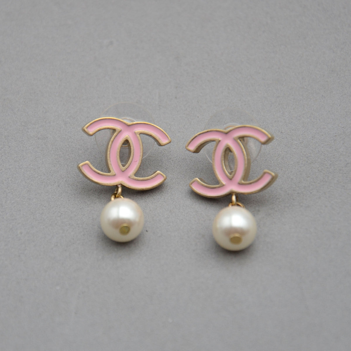 Boucles d'Oreilles Chanel CC Émail Rose & Perle Pendante